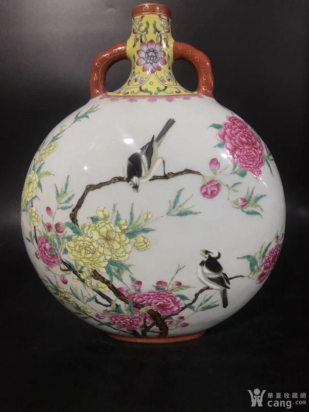 雍正粉彩花鸟抱月瓶