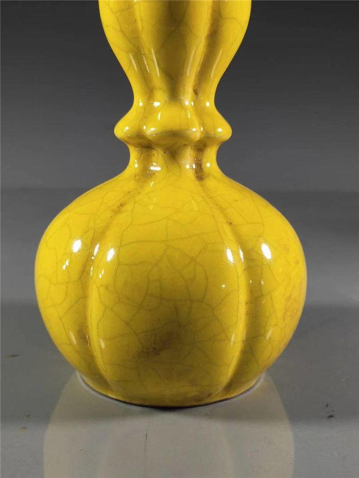 宋柴窑米黄釉小开片瓜棱葫芦瓶