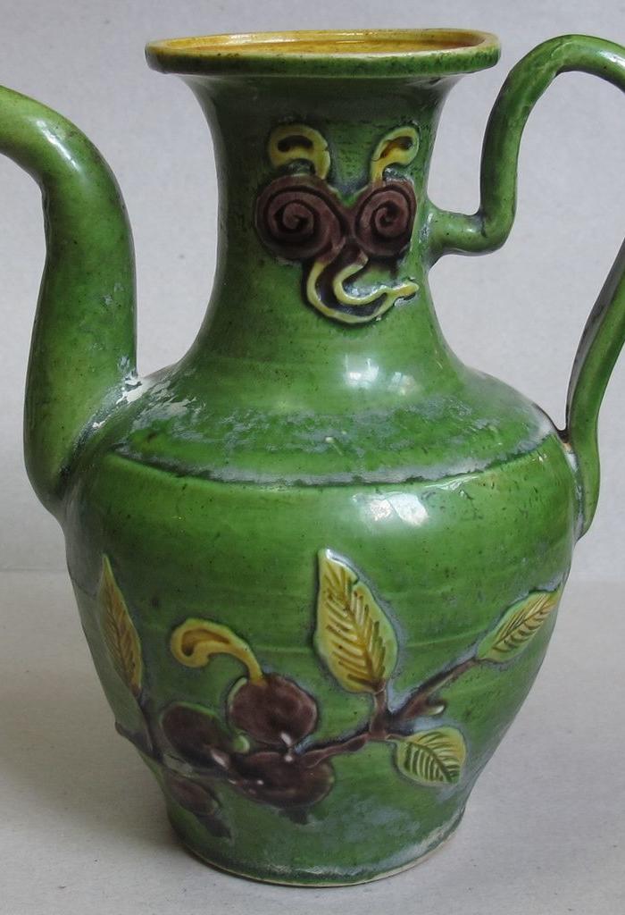 明成 弘漳州窑绿地素三彩花果纹执壶