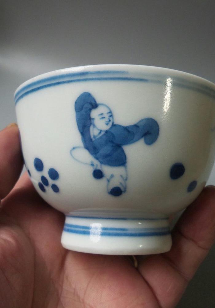 康熙青花婴戏图成化年制款压手杯