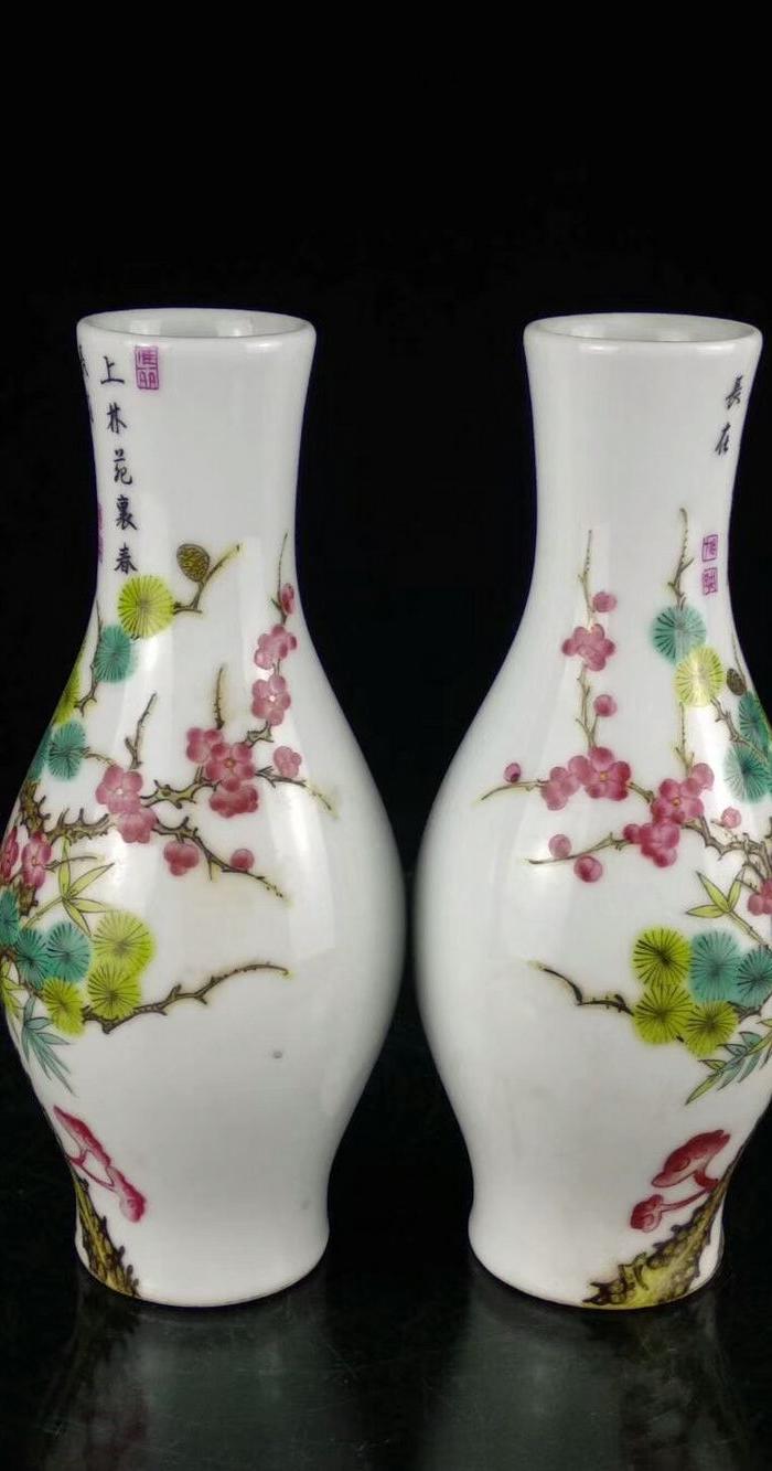 雍正珐琅彩松竹梅纹橄榄瓶