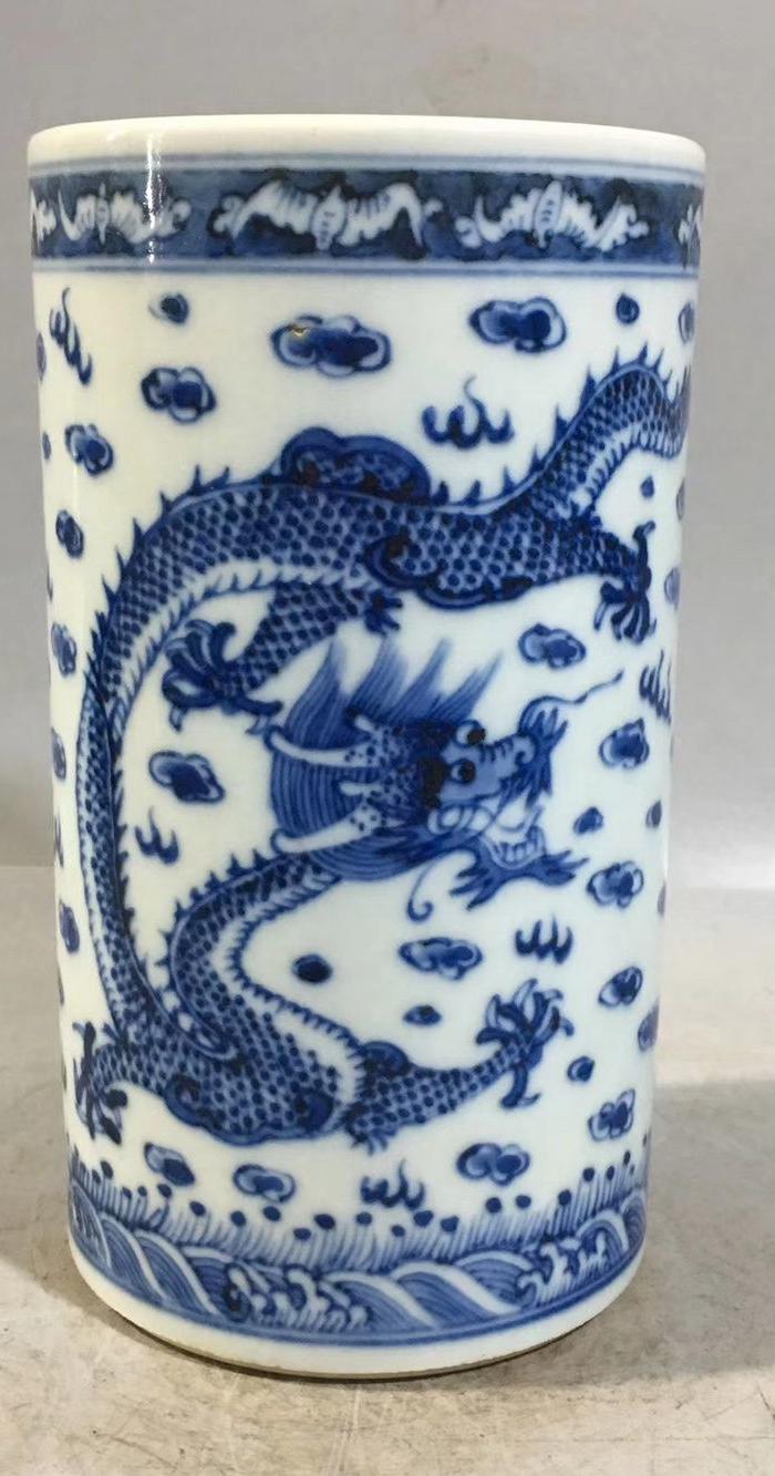 青花龙纹笔筒