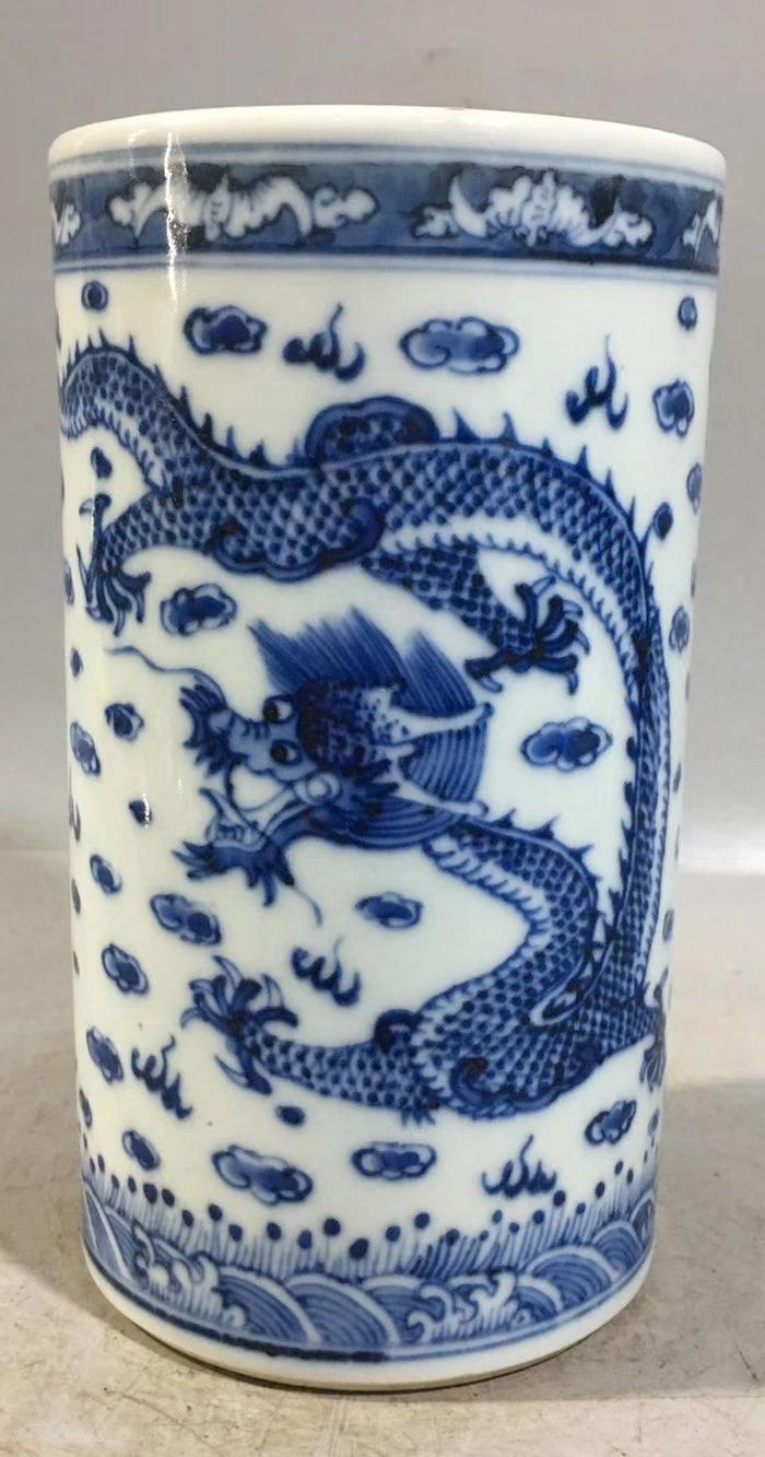 青花龙纹笔筒