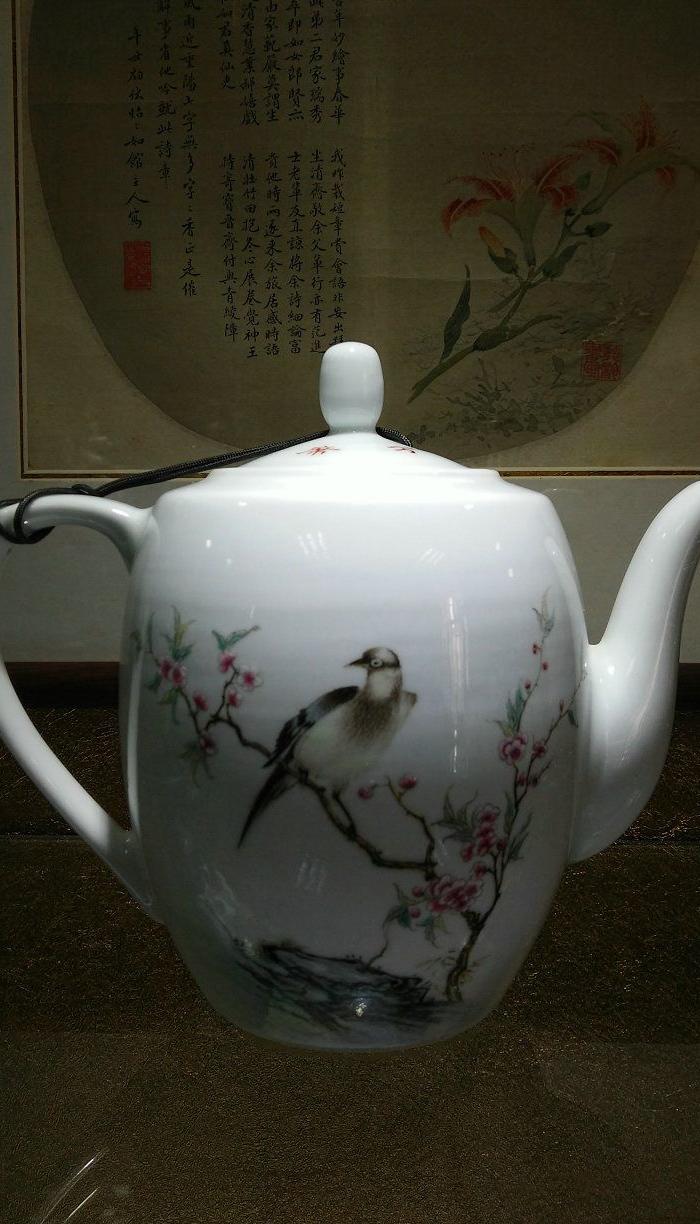 轻工部陶瓷研究所高白泥高白釉潘庸秉绘制的花鸟茶壶