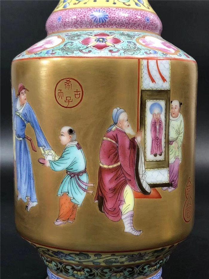 乾隆年制 款 珐琅彩金地人物双耳钟瓶