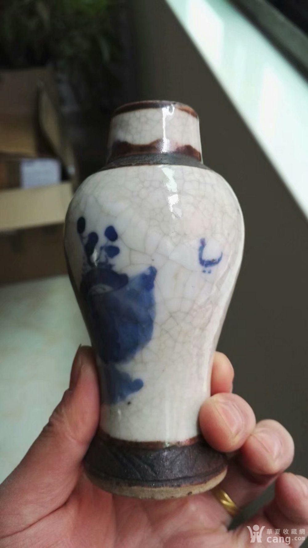 晚清铁锈花哥釉青花人物小瓶