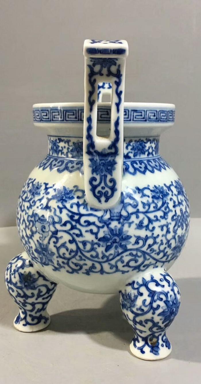 青花缠枝纹香炉