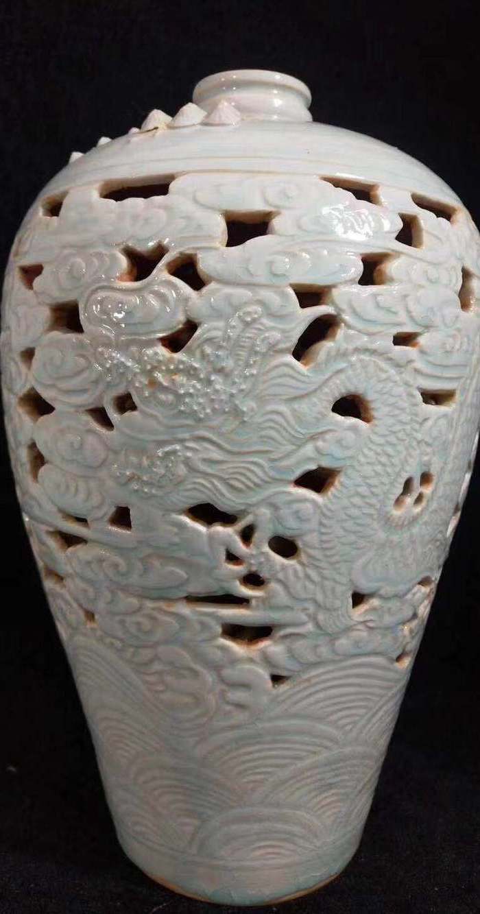 湖田窑镂空梅瓶