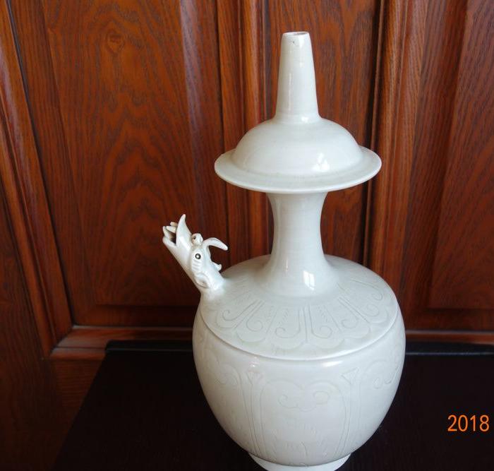 定窑 官 字款净瓶.