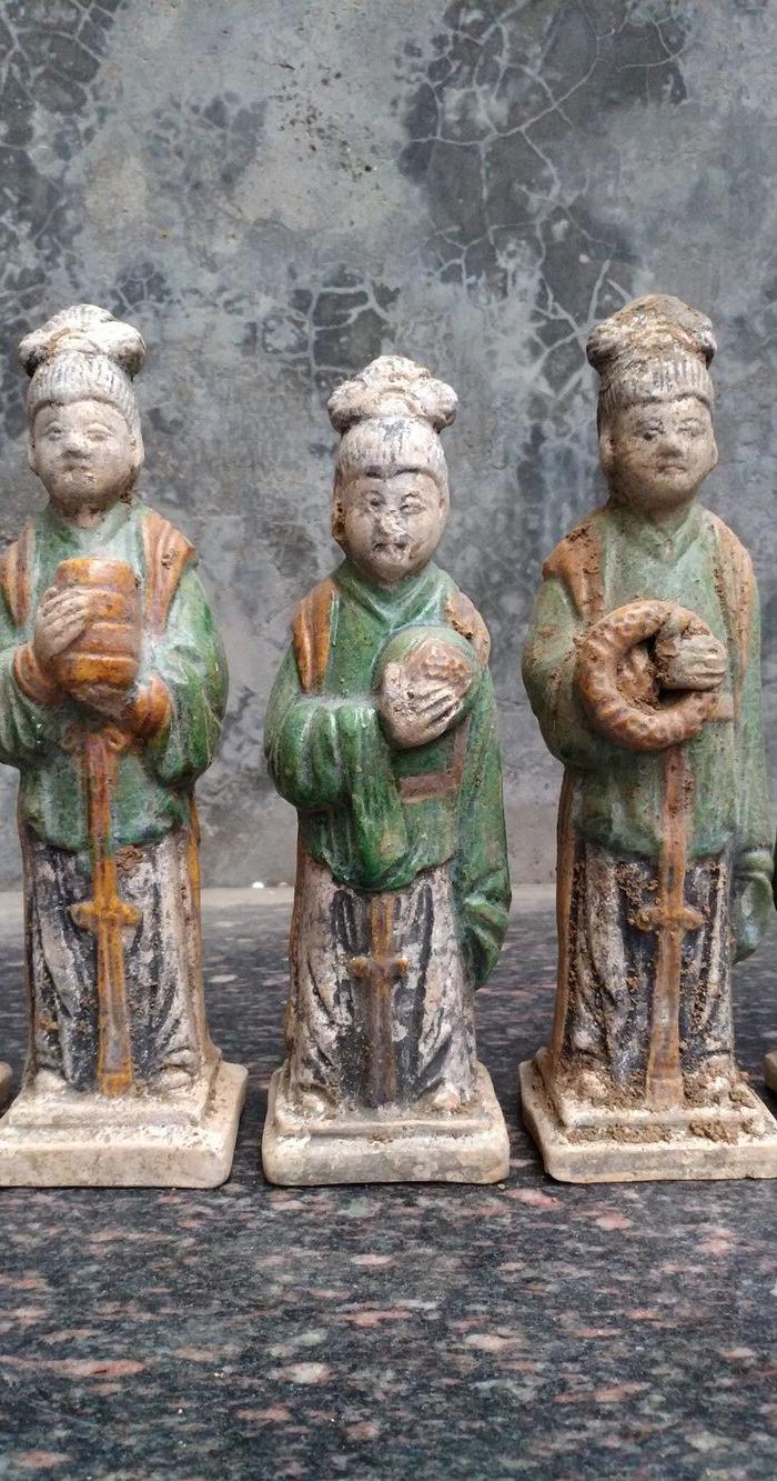 出的明代素三彩侍人女俑一组全品.
