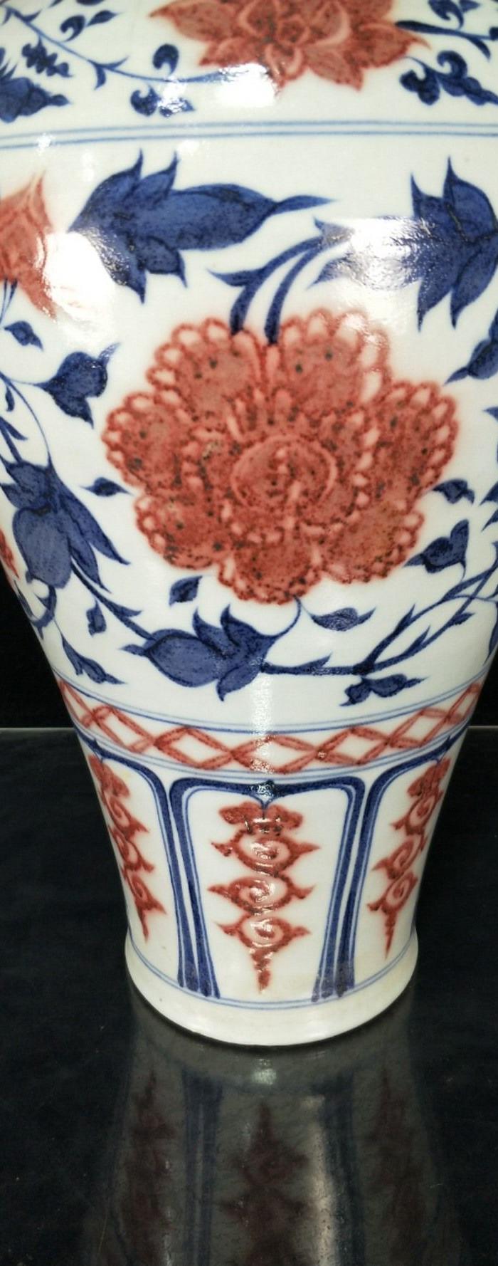 元青花釉里红缠枝花卉梅瓶