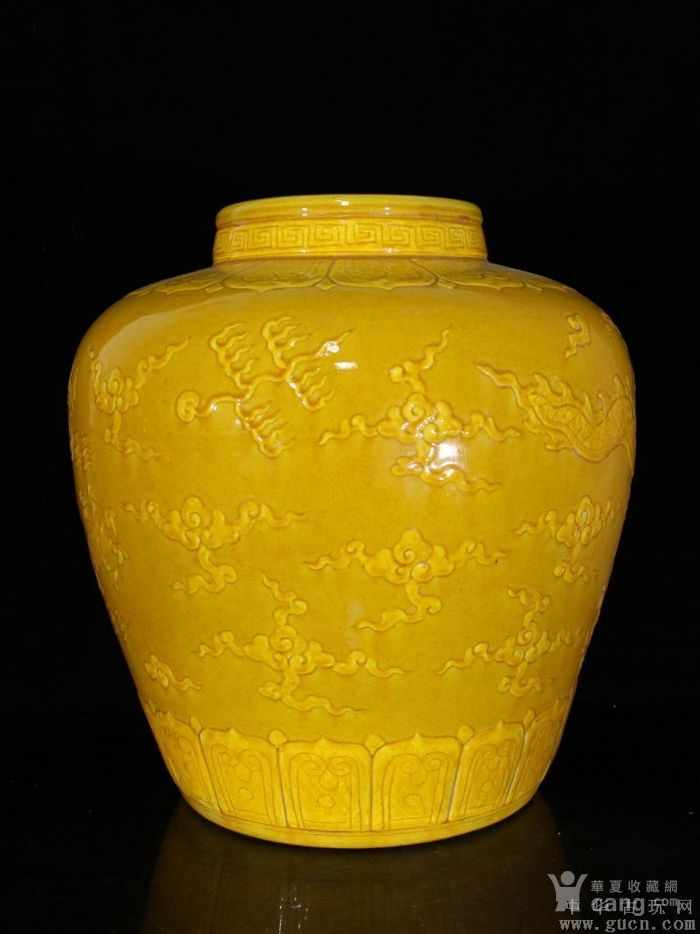 明永乐娇黄釉暗刻龙纹罐