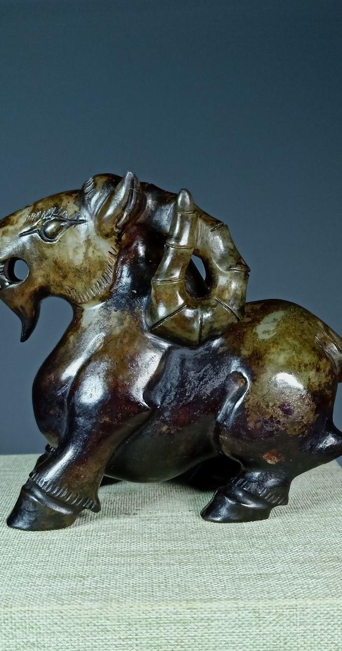 年代:春秋战国 玉料及产地:和田山料 品相:全品