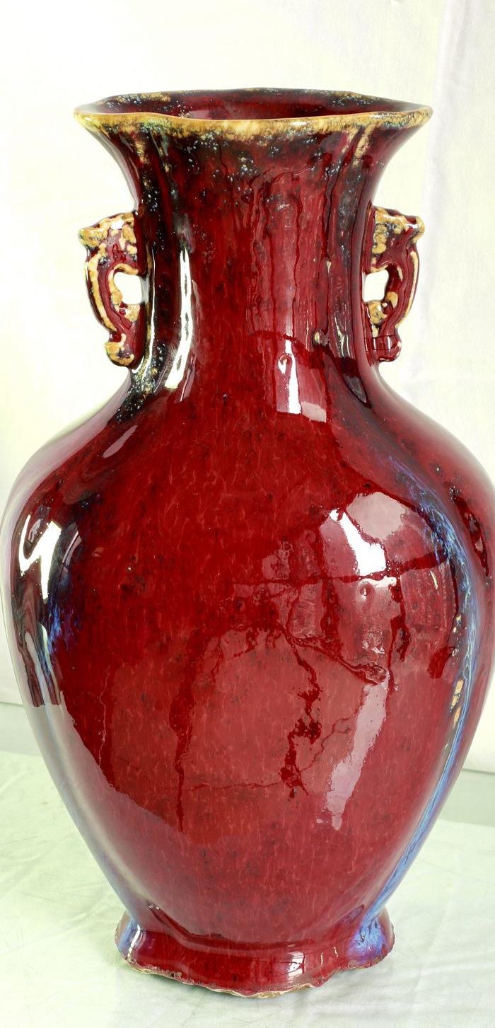 清乾隆官窑 郎红釉双耳撇口花瓣型瓶