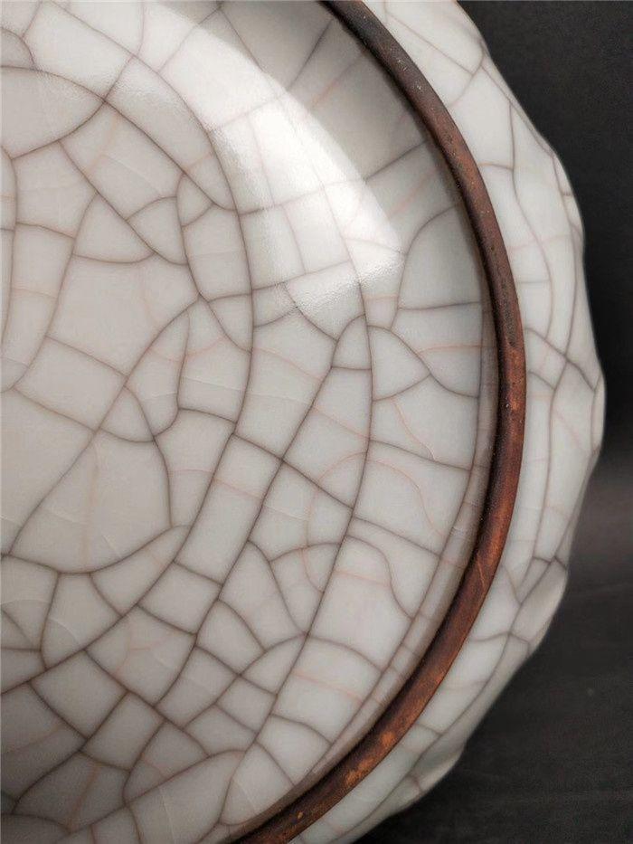 宋官窑金丝铁线花口笔洗