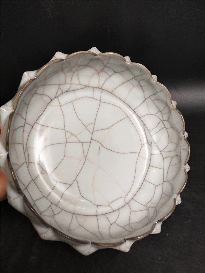 宋官窑金丝铁线花口笔洗