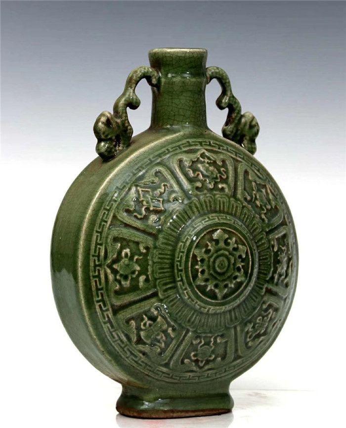 *耀州窑青瓷小开片暗饰满工刻瓷暗八仙纹贯耳抱月瓶