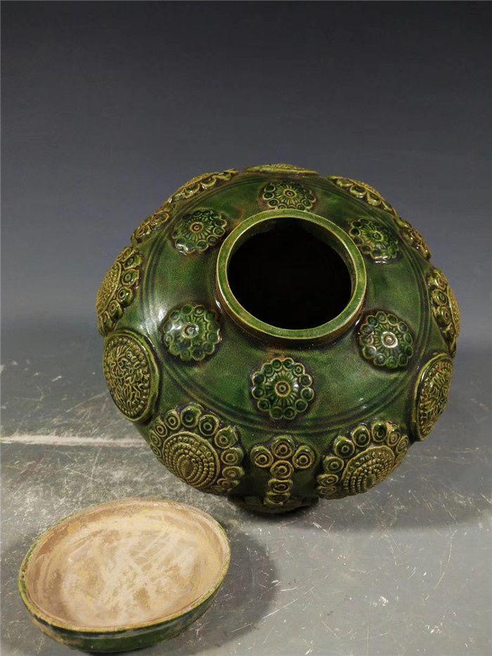 唐三彩绿釉刻花三足盖罐