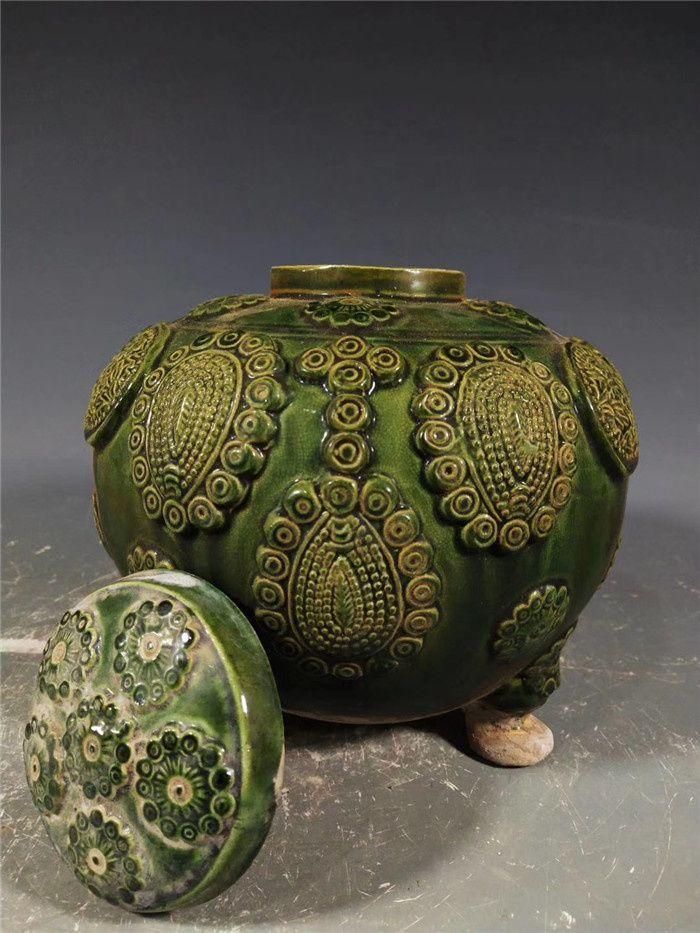 唐三彩绿釉刻花三足盖罐