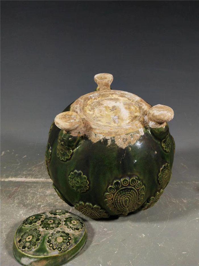 唐三彩绿釉刻花三足盖罐
