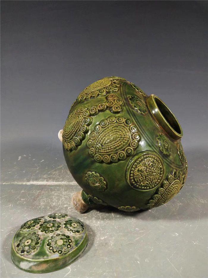唐三彩绿釉刻花三足盖罐