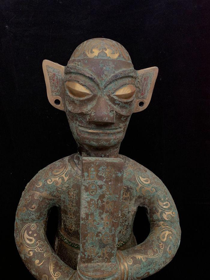 青 铜鎏金三星堆人物像