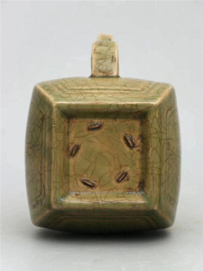 * 上虞窑 小开片暗饰刻瓷花卉纹四棱提梁壶.