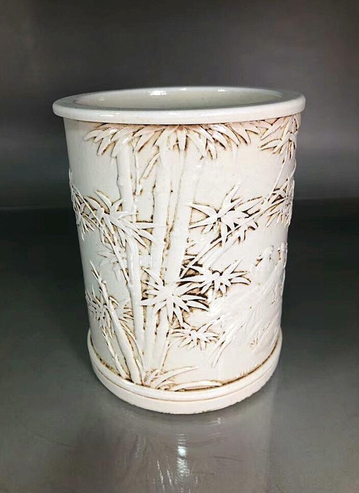 清王炳荣雕白瓷竹报平安纹笔筒