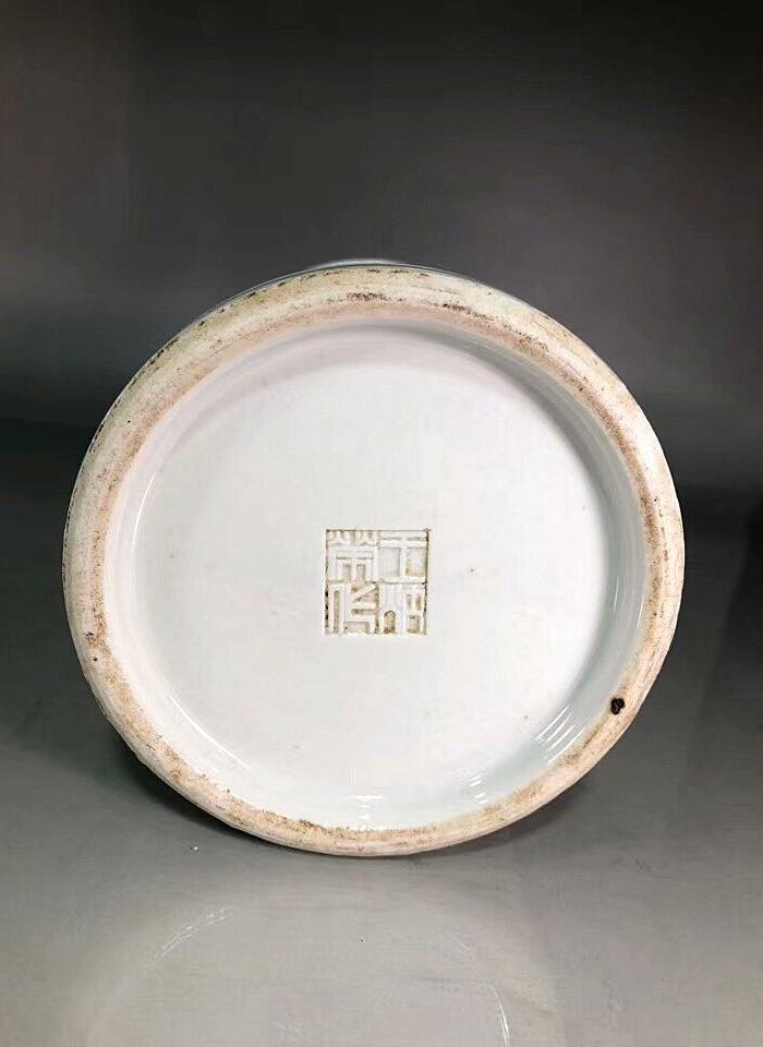 清王炳荣雕白瓷竹报平安纹笔筒