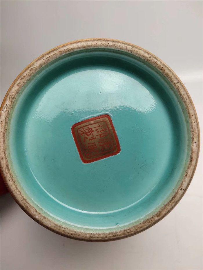 大清康熙御制粉彩黄底荷花纹梅瓶