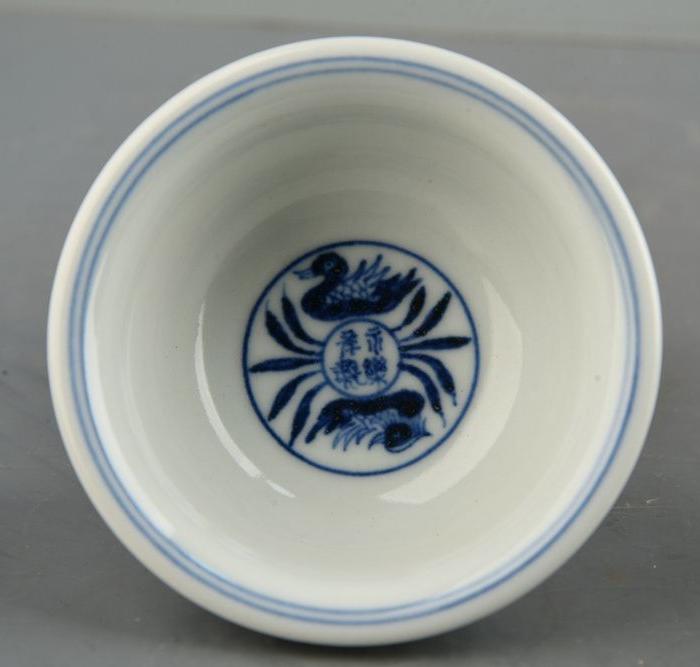 明永乐年制青花缠枝花内鸳鸯纹压手杯