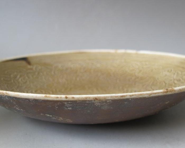 宋金时期定窑酱釉大雁穿花纹盘