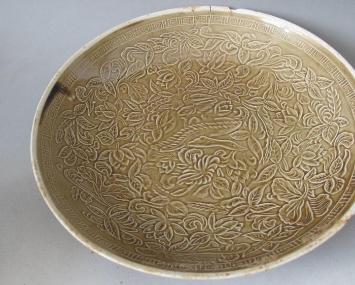 宋金时期定窑酱釉大雁穿花纹盘