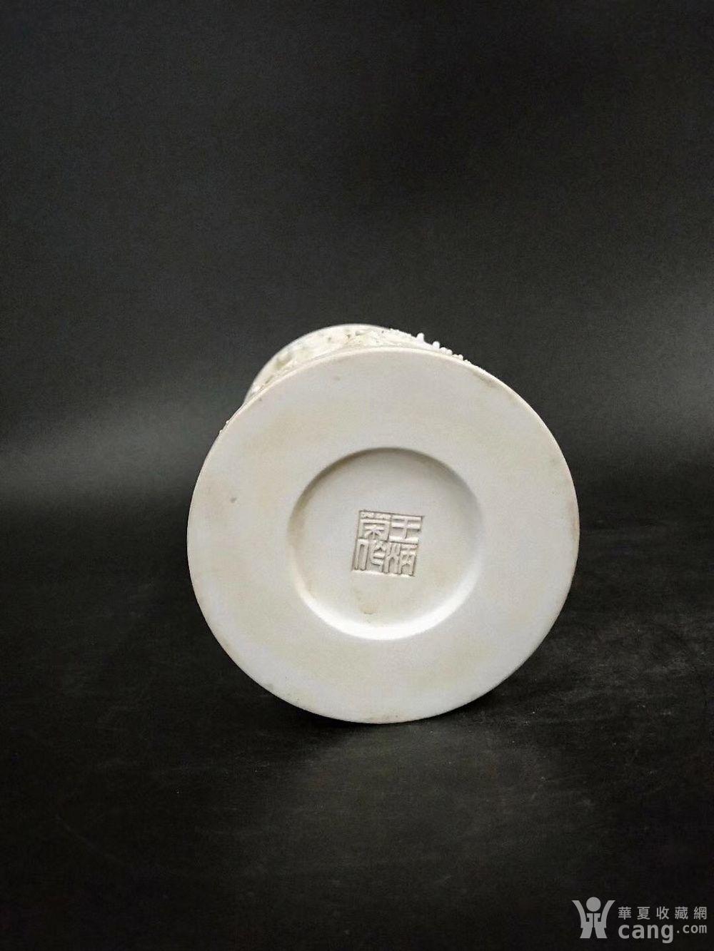 王炳荣雕瓷龙纹笔筒