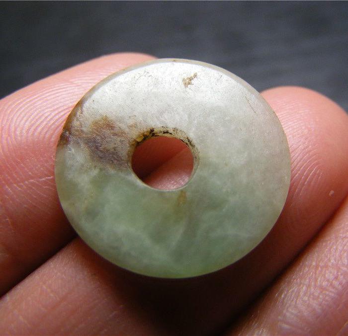 清代老坑a货冰种飘淡绿色带沁翡翠中号平安扣