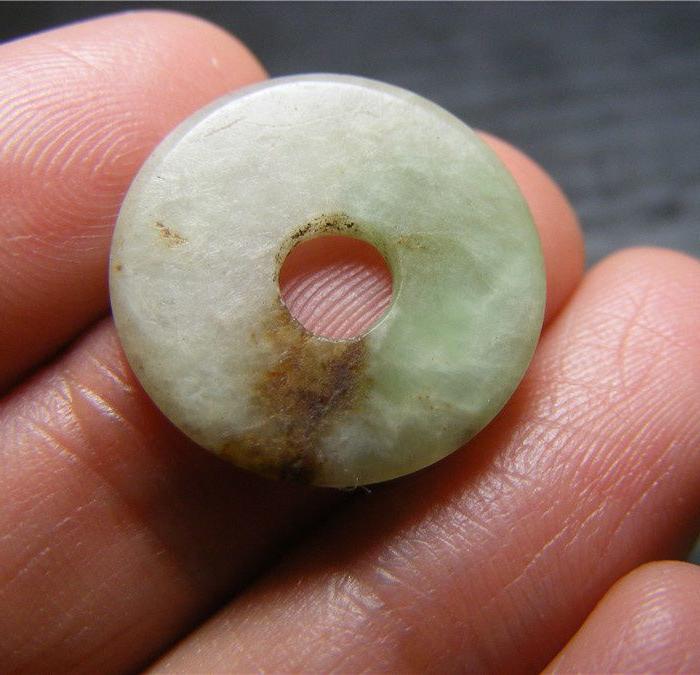 清代老坑a货冰种飘淡绿色带沁翡翠中号平安扣
