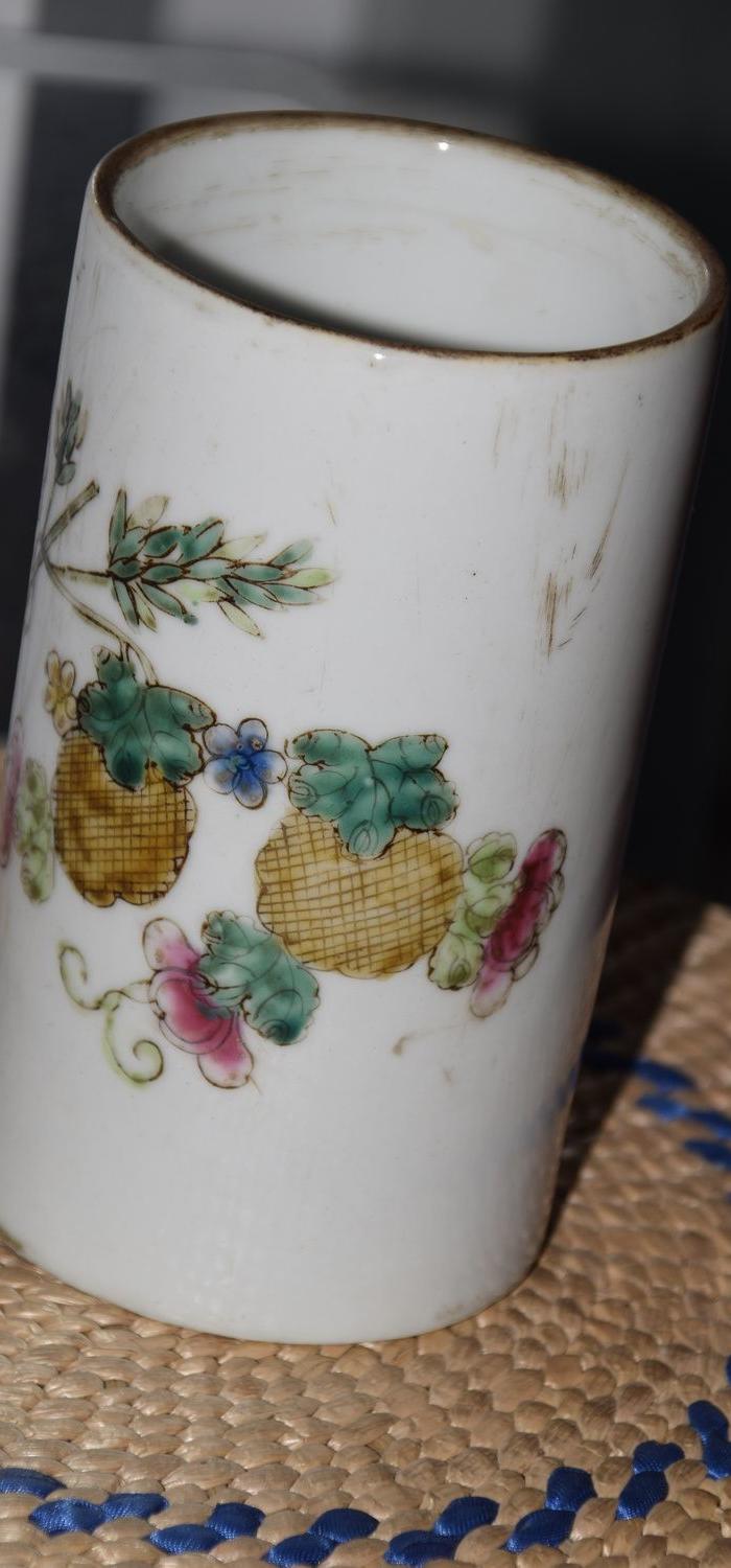 清代同治粉彩花果纹笔筒