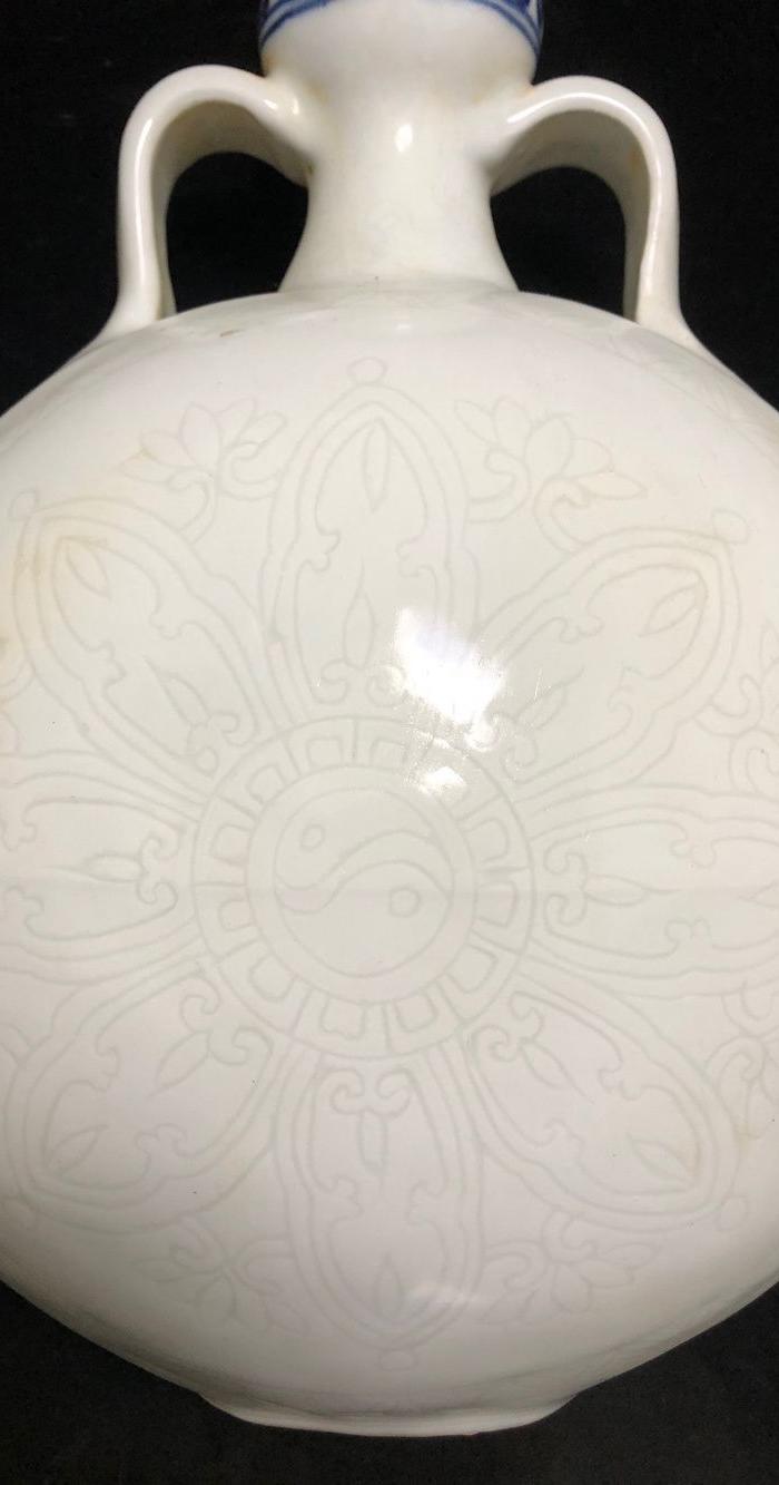 明,田白釉暗纹抱月瓶