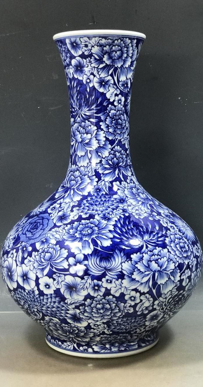 清乾隆青花万花丹瓶