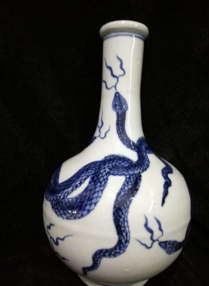 青花蛇纹瓶