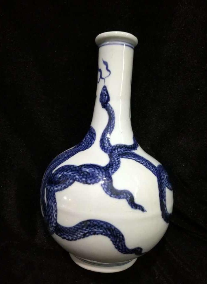 青花蛇纹瓶