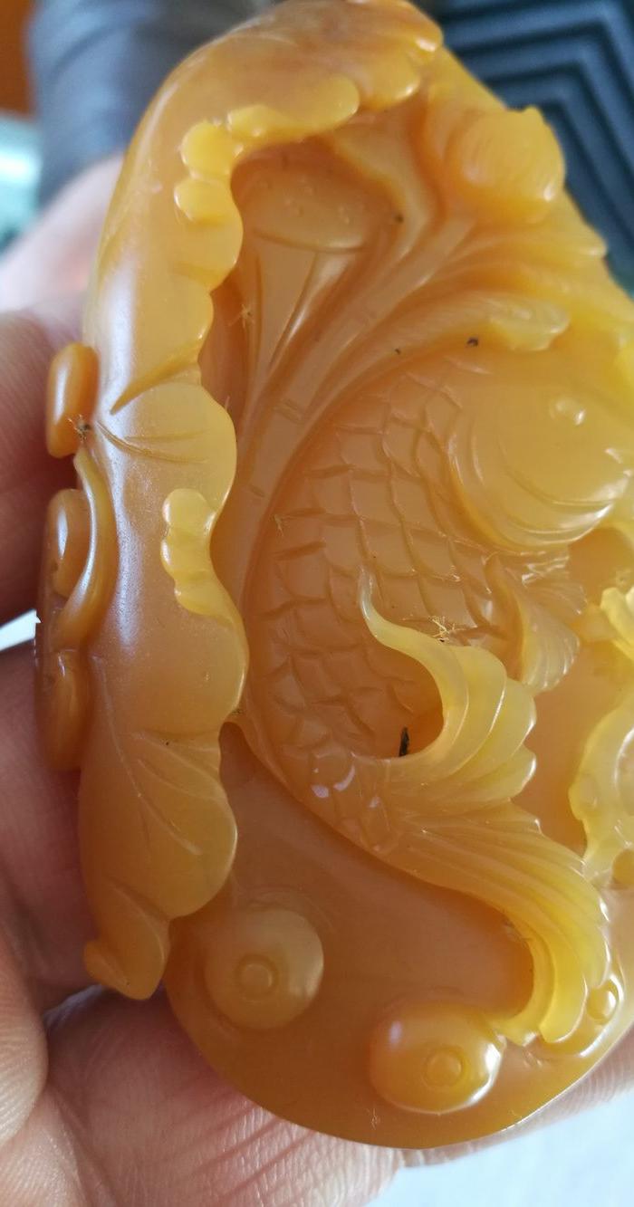 连年有余黄蜡石手玩件