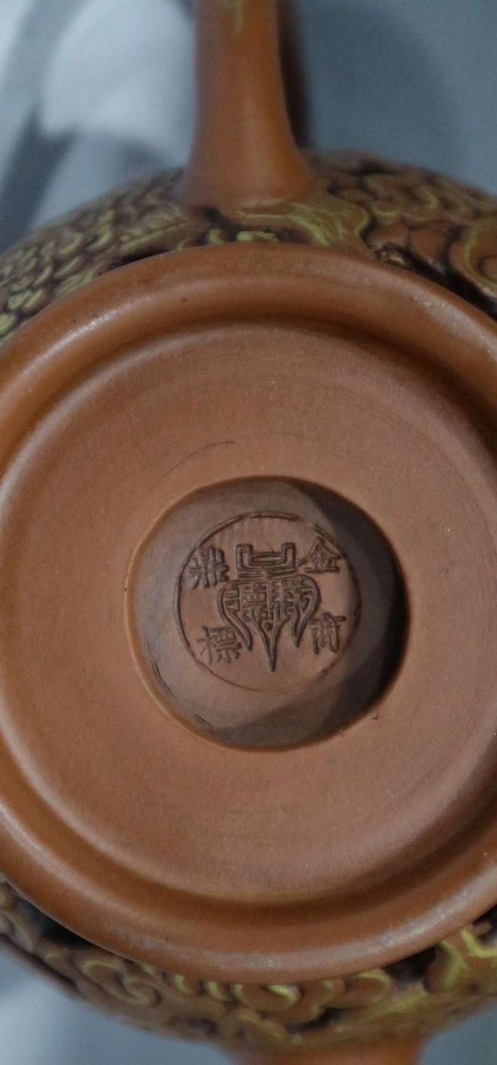 金鼎商标浮雕紫砂壶