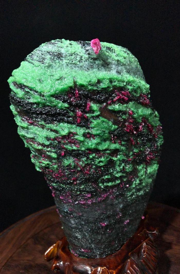 天然红绿宝原矿石摆件 红宝石晶体点缀在绿色的黝帘石上