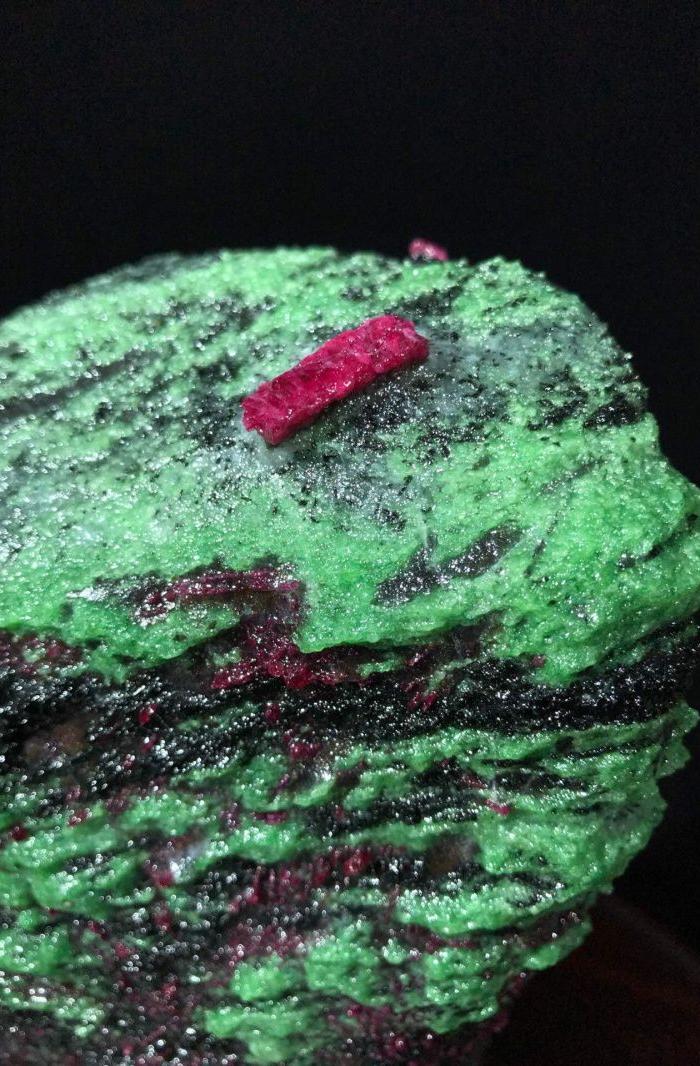 天然红绿宝原矿石摆件 红宝石晶体点缀在绿色的黝帘石上