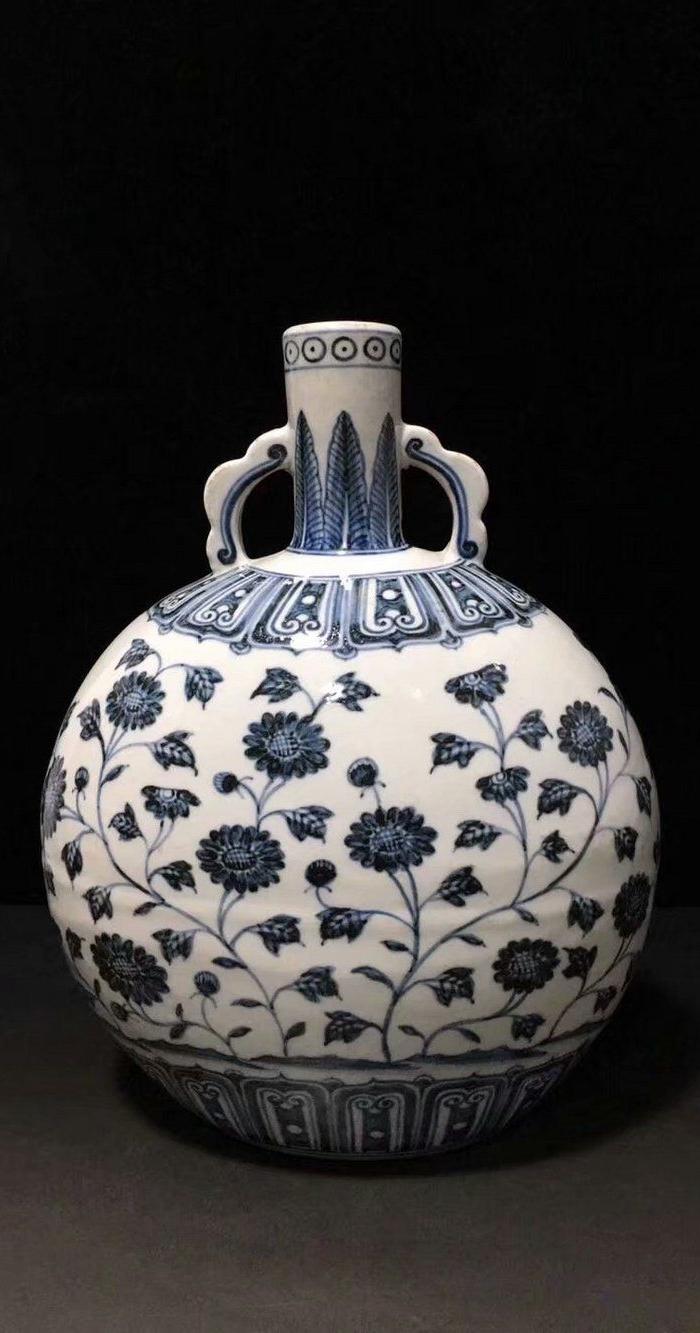 大明宣德年制双耳抱月瓶