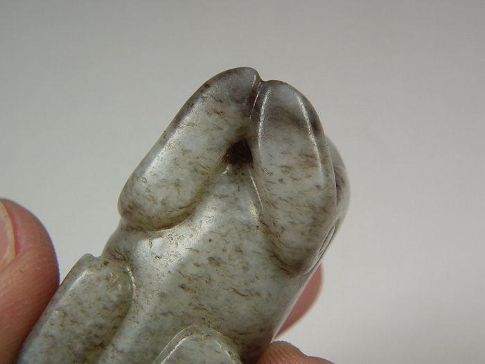 和田青白玉老提油带黑沁圆雕回头大玉兽