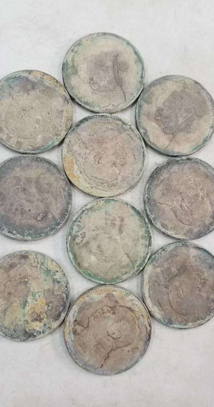 深坑挖出的老银元