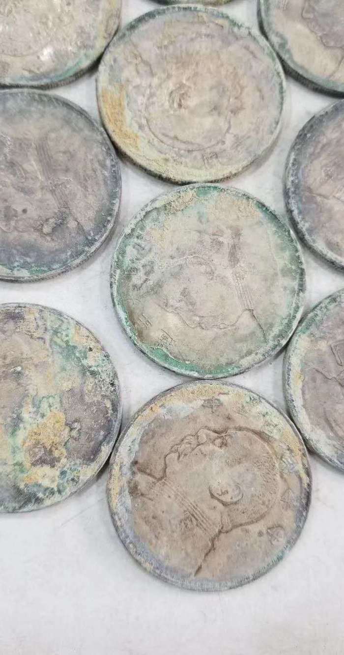 深坑挖出的老银元