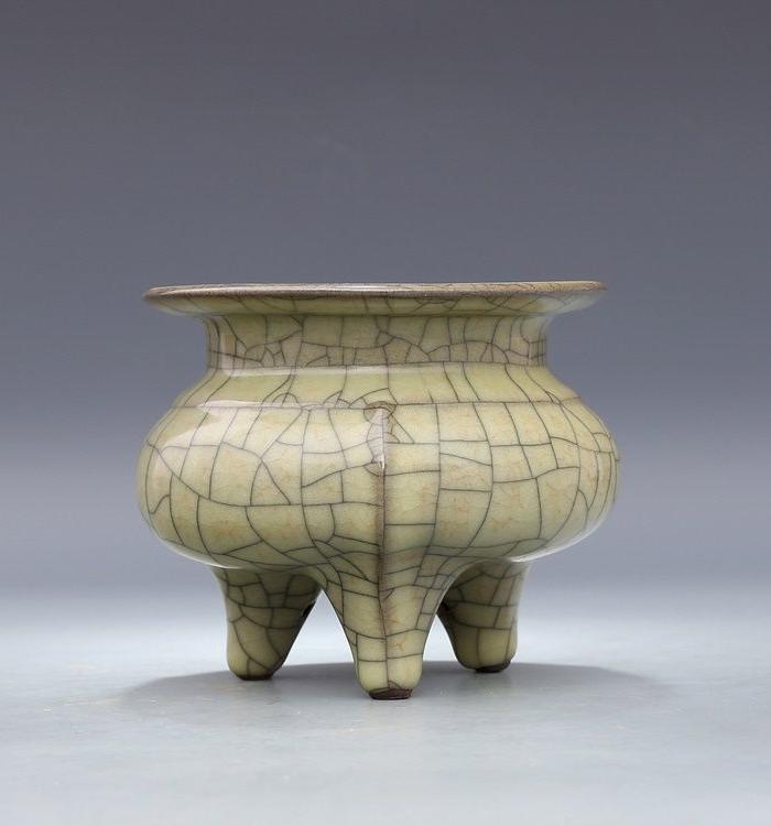 哥窑 金丝铁线 三足折沿炉 熏炉